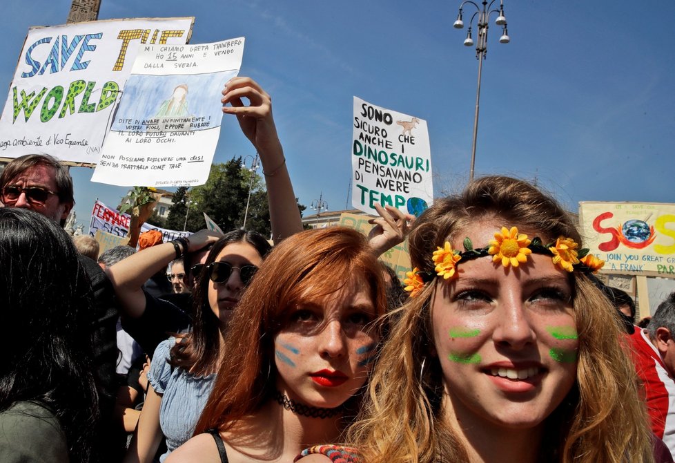 Boj za lepší klima rozjela mladá aktivista Greta Thunbergová (16) ve Švédsku v roce 2018, nyní jezdí po celém světě a ocenil ji i papež