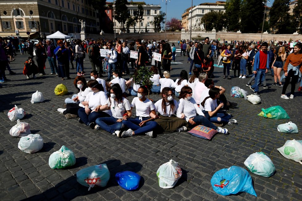 Boj za lepší klima rozjela mladá aktivista Greta Thunbergová (16) ve Švédsku v roce 2018, nyní jezdí po celém světě a ocenil ji i papež