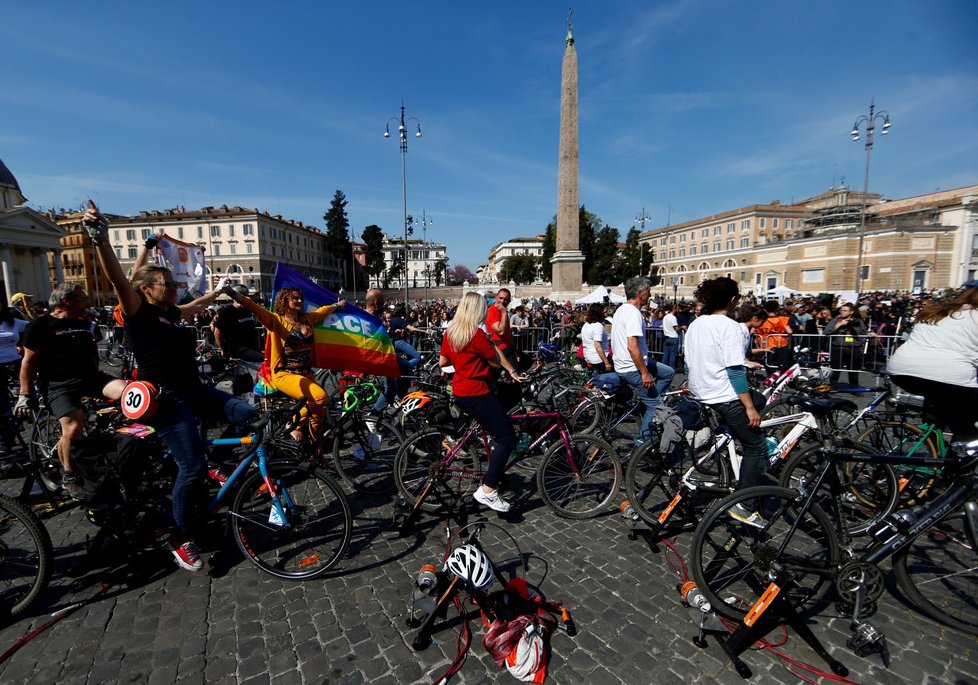 Energii pro řeč, kterou měla Greta Thunbergová (16) v Římě vyrobilo 120 cyklistů