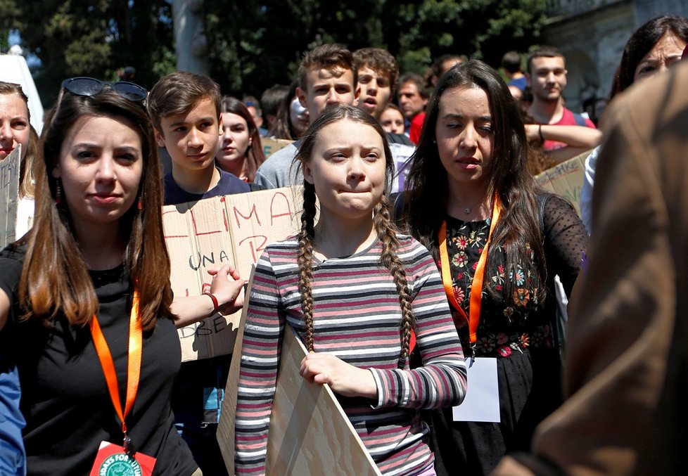 Boj za lepší klima rozjela mladá aktivista Greta Thunbergová (16) ve Švédsku v roce 2018, nyní jezdí po celém světě a ocenil ji i papež.