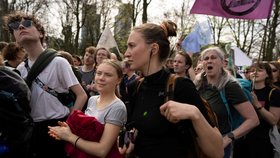 Greta Thunbergová se snažila s dalšími aktivisty zablokovat dálnici v Haagu. Zatkla je policie (6.4.2024)