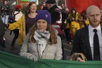 Aktivistka Greta znovu řádila v Anglii. Týden před soudem protestovala proti soukromým tryskáčům