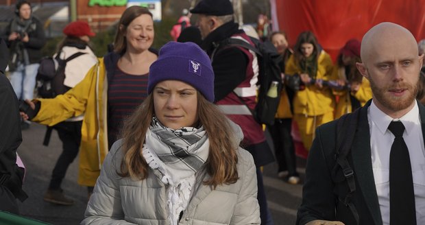 Aktivistka Greta znovu řádila v Anglii. Týden před soudem protestovala proti soukromým tryskáčům