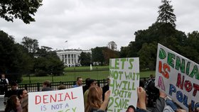 Greta Thunbergová demonstrovala s dalšími studenty před Bílým domem (13. 9. 2019)