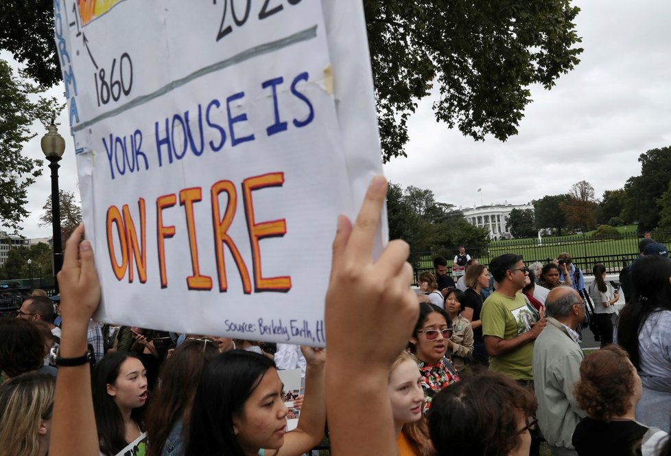 Greta Thunbergová demonstrovala s dalšími studenty před Bílým domem (13. 9. 2019)