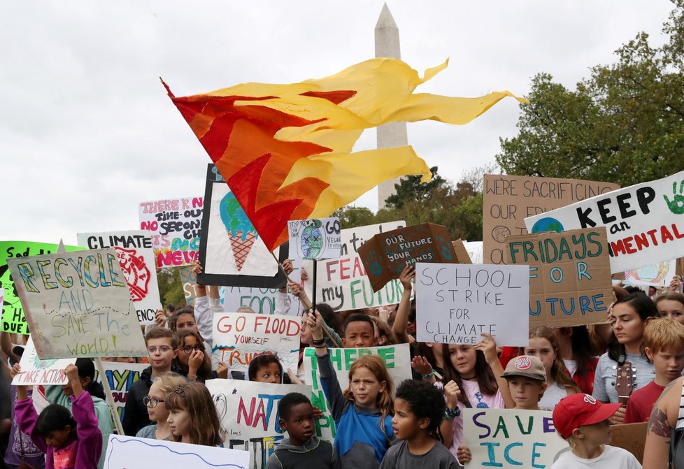 Greta Thunbergová demonstrovala s dalšími studenty před Bílým domem (13. 9. 2019)