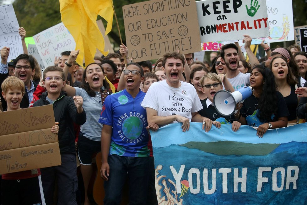 Greta Thunbergová demonstrovala s dalšími studenty před Bílým domem. (13. 9. 2019)