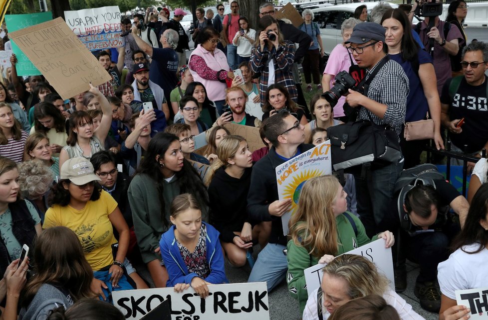 Greta Thunbergová demonstrovala s dalšími studenty před Bílým domem (13. 9. 2019)