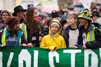 „Svět je v plamenech. Neumlčí mě,“ bouřila Greta na protestu v Anglii