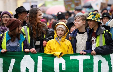 „Svět je v plamenech. Neumlčí mě,“ bouřila Greta na protestu v Anglii