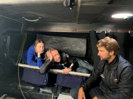 Greta Thunberg se svým otcem Svantem na jachtě Malizia (12. 8. 2019)