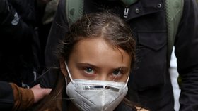 Na klimatickou konferenci do skotského Glasgow vyrazila i Greta Thunbergová. Rozruch vzbudila policejním kordonem (30. 10. 2021).