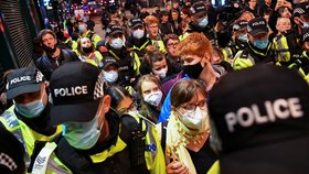 Na klimatickou konferenci do skotského Glasgow vyrazila i Greta Thunbergová. Rozruch vzbudila policejním kordonem (30.10.2021)