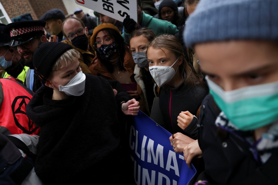 Na klimatickou konferenci do skotského Glasgow vyrazila i Greta Thunberg. Rozruch vzbudila policejním kordonem (30. 10. 2021).