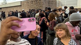 Greta Thunbergová podpořila francouzské studenty při protestu před střední školou Paula Éluarda v Saint-Denis nedaleko Paříže (13. 10. 2026)