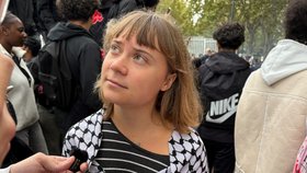 Greta Thunbergová podpořila francouzské studenty při protestu před střední školou Paula Éluarda v Saint-Denis nedaleko Paříže (13. 10. 2026).
