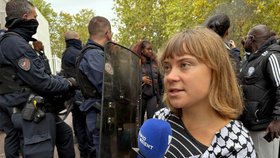 Greta Thunbergová podpořila francouzské studenty při protestu před střední školou Paula Éluarda v Saint-Denis nedaleko Paříže (13. 10. 2026).