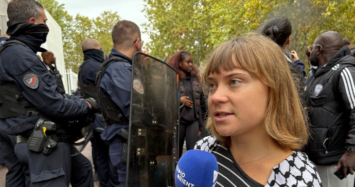 Greta Thunbergová podpořila francouzské studenty při protestu před střední školou Paula Éluarda v Saint-Denis nedaleko Paříže (13. 10. 2026).