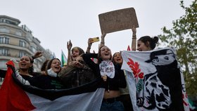 Francouzští středoškoláci a vysokoškoláci protestovali v Paříži za lepší podmínky ve školách. Demonstrace místy provázely střety s policií. (13. 10. 2026)