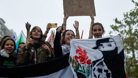 Francouzští středoškoláci a vysokoškoláci protestovali v Paříži za lepší podmínky ve školách. Demonstrace místy provázely střety s policií. (13. 10. 2026)