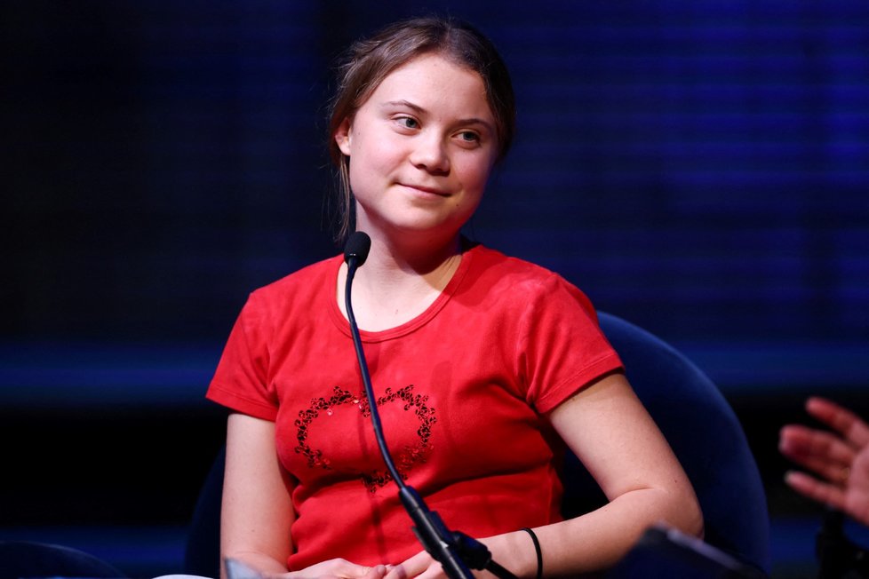 Greta Thunberg vydala sborník o klimatu (30. 10. 2022).