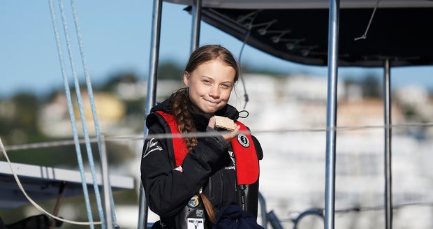 „Země na dohled.“ Aktivistka Greta (16) na katamaránu dorazila do Evropy, summit stihne