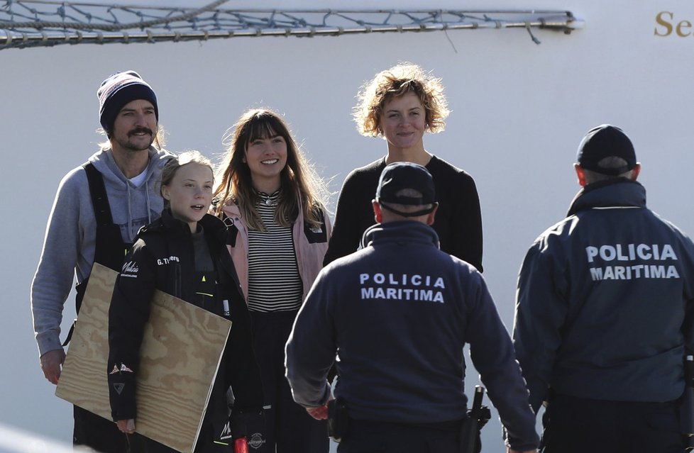 Švédská aktivistka Greta Thungergová dorazila po 3 týdnech na moři do Evropy, (3. 12. 2019).