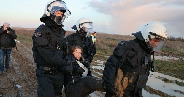 Aktivistku Gretu zadržela policie! Protestovala v Německu proti demolici vesnice