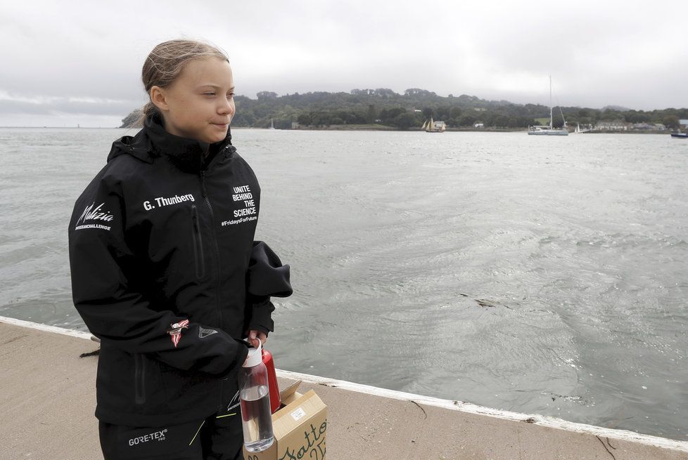 Mladá švédská aktivistka Greta Thunbergová po 14 dnech na moři dosáhla se svou posádkou newyorského Manhattanu (28. 8. 2019)