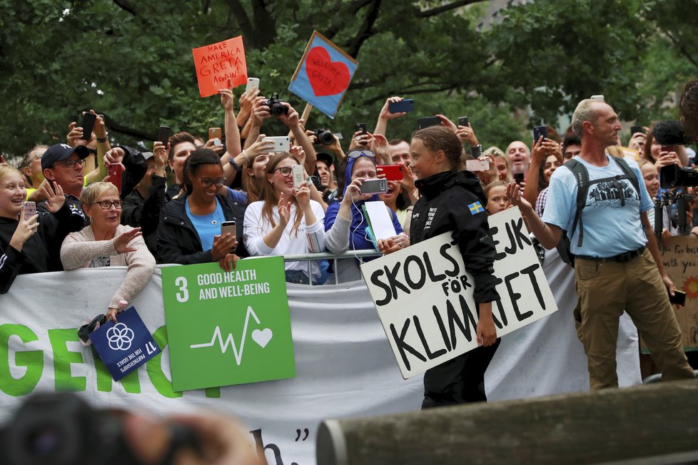 Mladá švédská aktivistka Greta Thunbergová po 14 dnech na moři dosáhla se svou posádkou newyorského Manhattanu (28. 8. 2019)