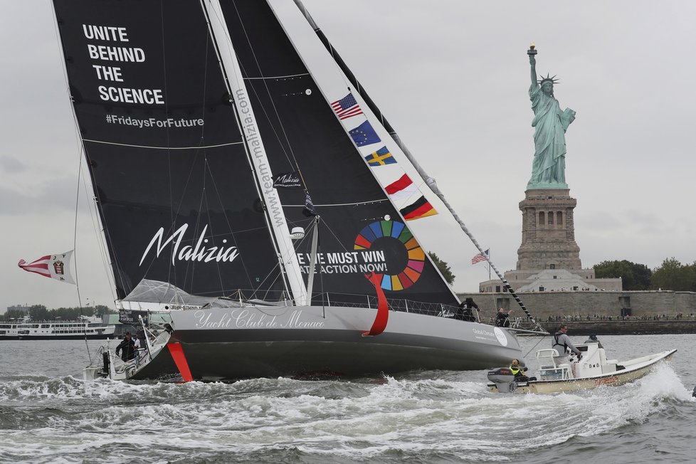 Mladá švédská aktivistka Greta Thunbergová po 14 dnech na moři dosáhla se svou posádkou newyorského Manhattanu (28. 8. 2019).