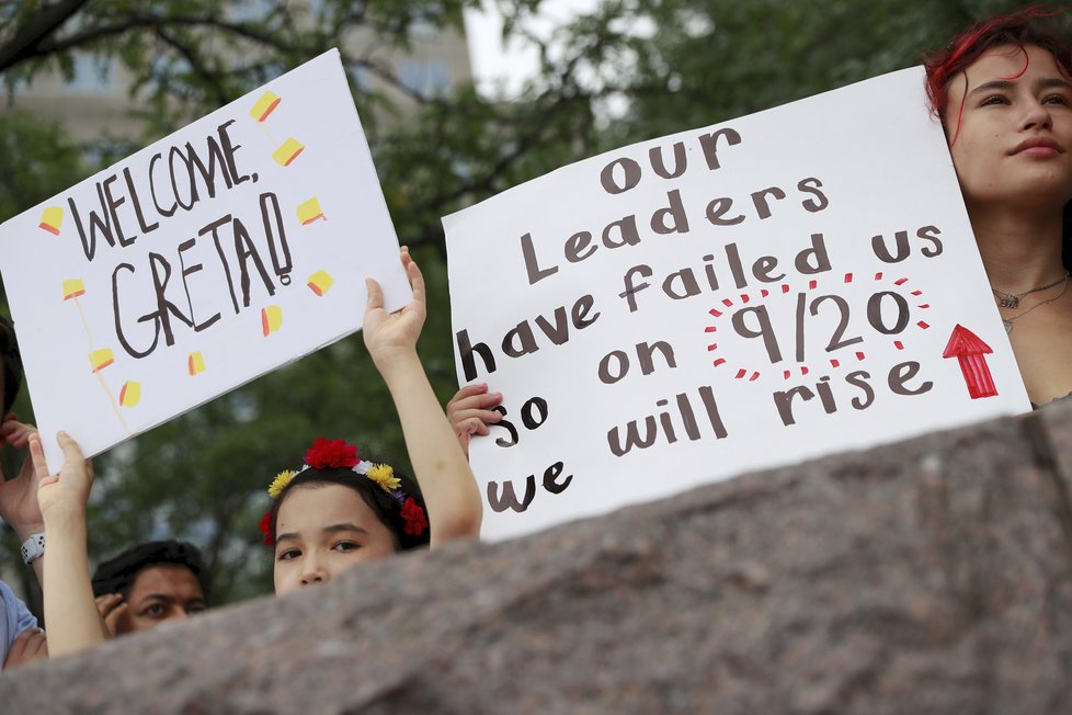 Mladá švédská aktivistka Greta Thunbergová po 14 dnech na moři dosáhla se svou posádkou newyorského Manhattanu. (28.8.2019)