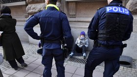 Klimatická aktivistka Greta Thunbergová se účastní protestu před švédským parlamentem ve Stockholmu. Zasáhla policie.