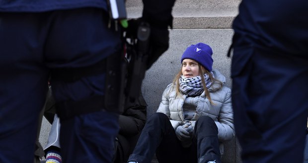 Zásah proti Thunbergové! Švédská policie ji odtáhla od vchodu do parlamentu 