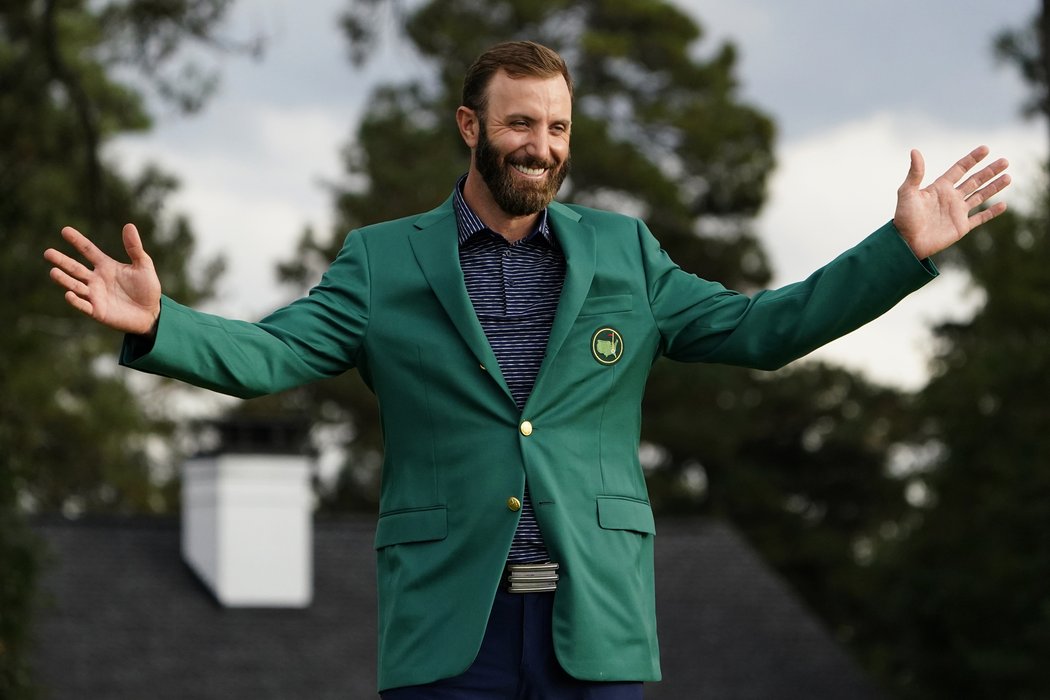 Dustin Johnson s jednou z největších světových trofejí - zeleným sakem pro šampiona Mastesr v Augustě