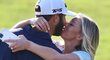 Dustin Johnson s manželkou Paulinou tvoří již sedm let harmonický pár