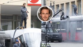 Hollywoodský trhák s Goslingem opět ochromil dopravu v Praze: Střílečka na náměstí Republiky!