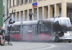 Natáčení filmu Grey Man v centru Prahy na Náměstí republiky.