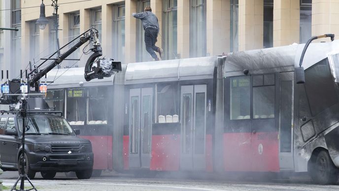 Natáčení filmu Grey Man v centru Prahy na Náměstí republiky. Snímek je dosud nejdražším projektem Netflixu.