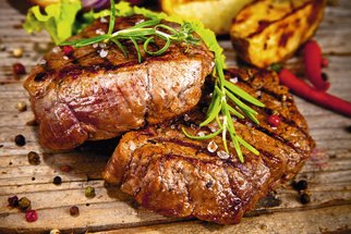 Výborný recept na gril: Steak se sójovou omáčkou a medem