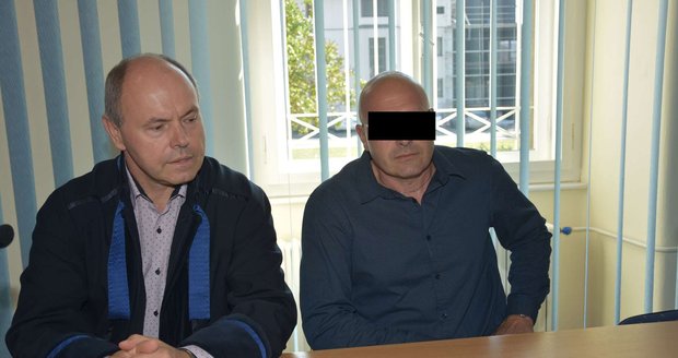 Miroslav D. (47) nalil do grilu hořlavinu, ta vybouchla a popálila čtyři lidi. Miroslav D. (47) nalil do grilu hořlavinu, ta vybouchla a popálila čtyři lidi.