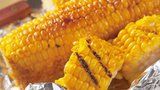 Grilovaná kukuřice s medem i v alobalu. Jak na to a musí se klasy nejprve předvařit?