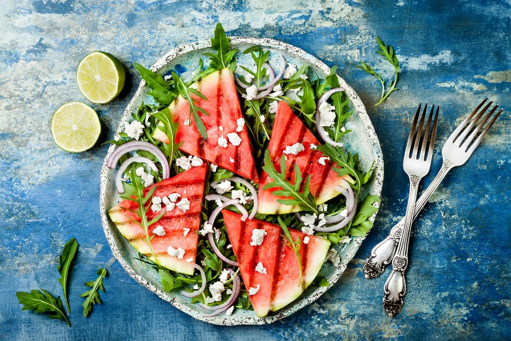 Grilovaný meloun s rukolou, červenou cibulí a sýrem feta