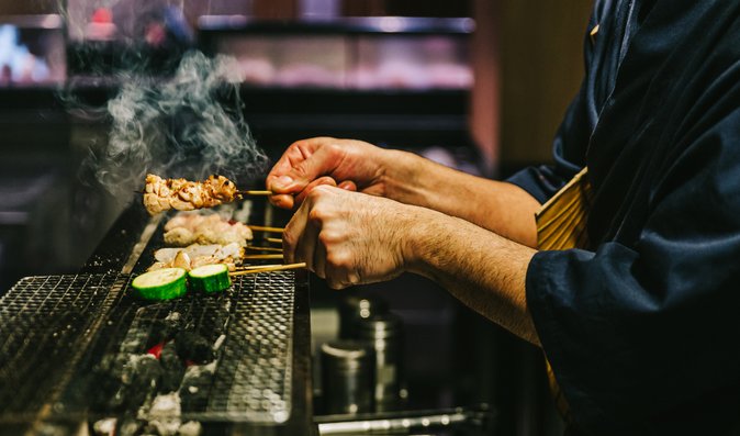 Japonský způsob grilovaní yakitori na malém grilu