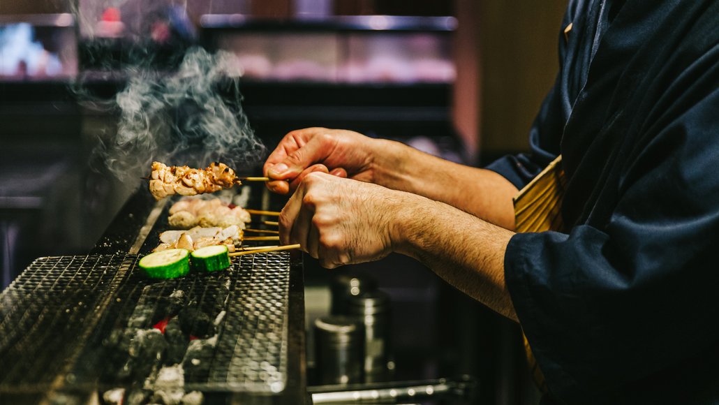 Japonský způsob grilovaní yakitori na malém grilu