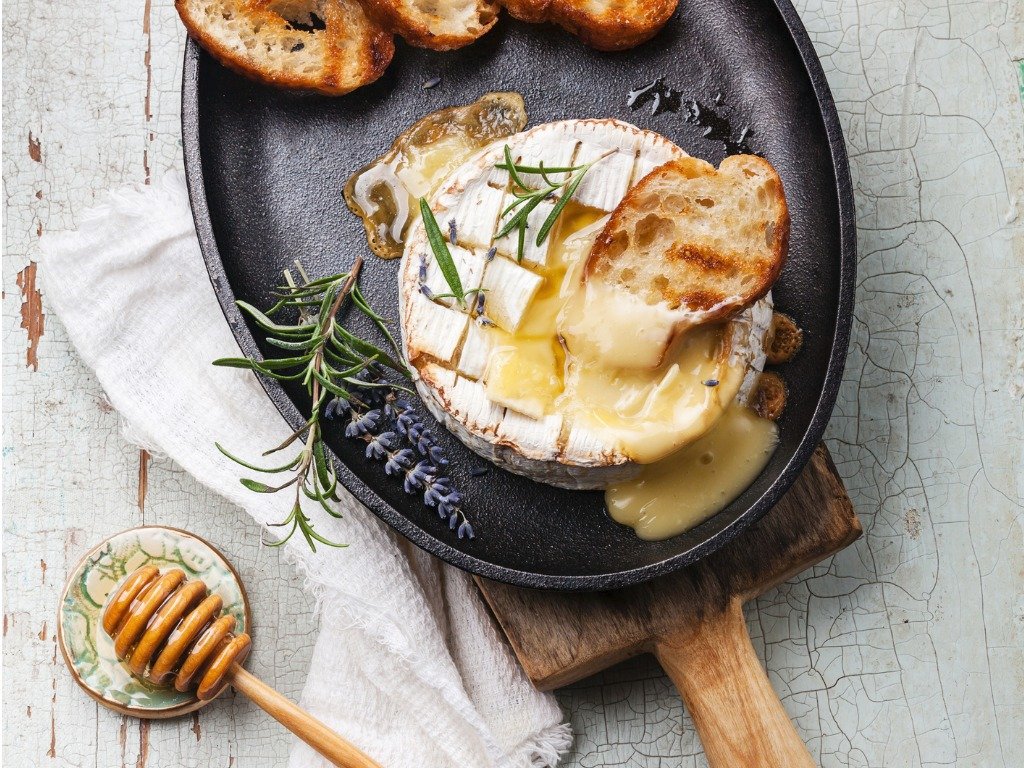 Chcete-li chuťově výraznější sýr, pak místo hermelínu zvolte camembert