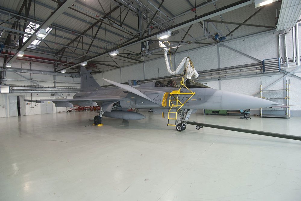 Stíhačka Gripen v hangáru na 21. základně taktického letectva