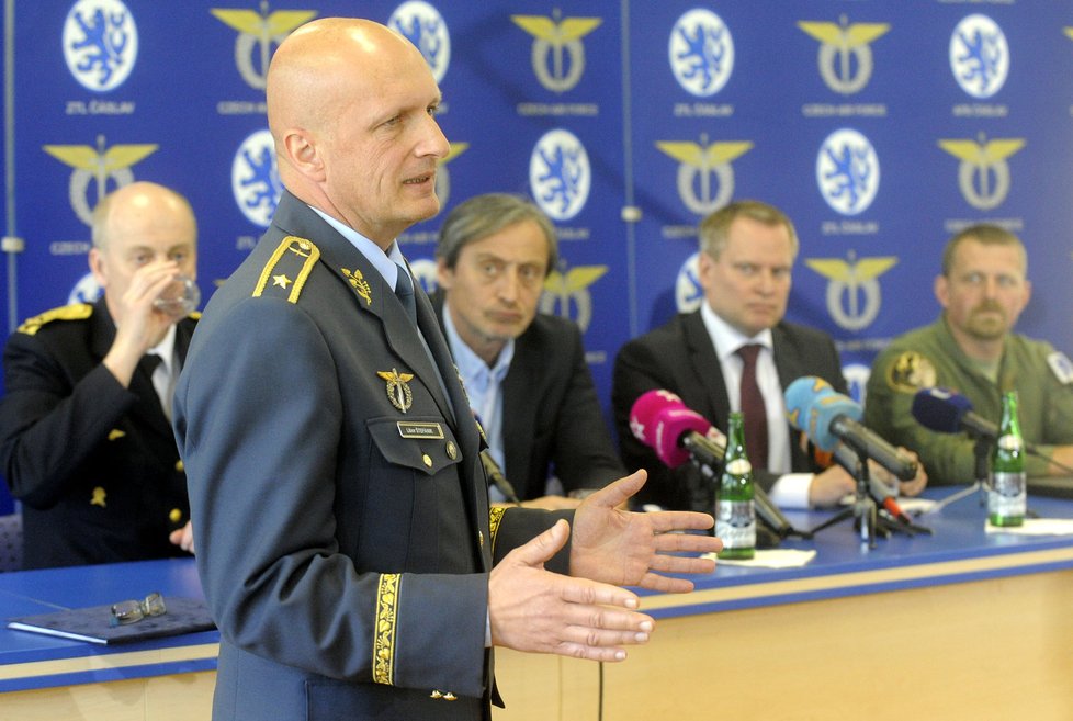 Velitel vzdušných sil Libor Štefánik (druhý zleva) a ministr obrany Martin Stropnický (třetí zprava)