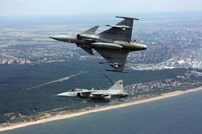 Česká flotila gripenů čítá 14 strojů. Jejich pronájem stojí 1,7 miliardy korun ročně.