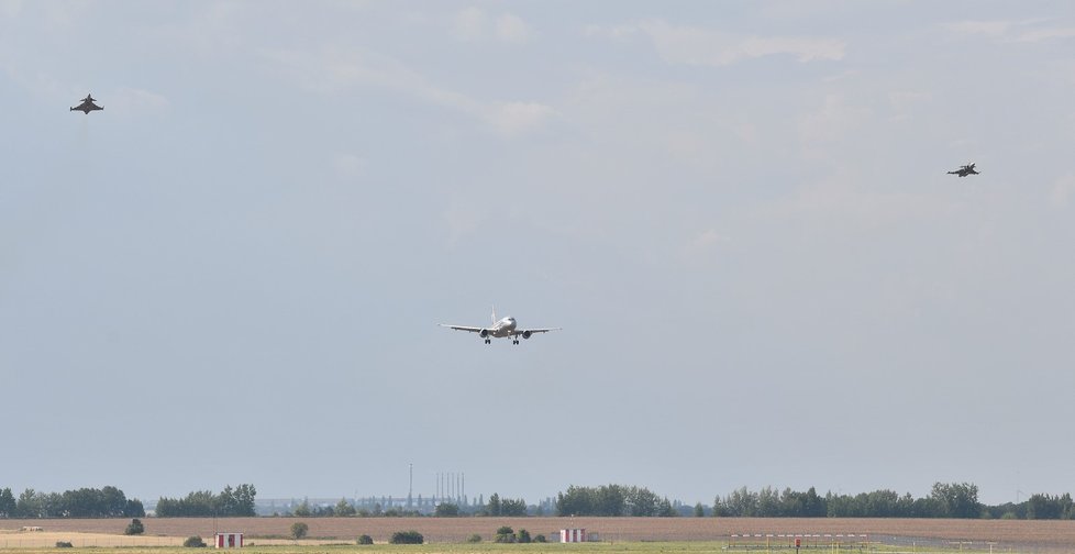 Ze základny v Čáslavi vyletěly 8. srpna 2018 dvě stíhačky Gripen, aby doprovodily letadlo s ostatky tří českých vojáků.